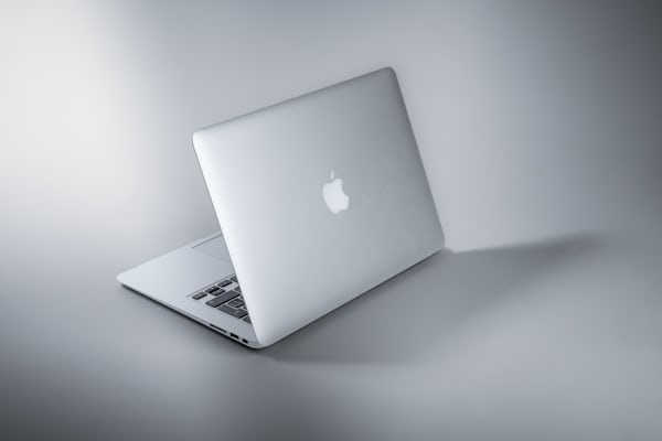 MacBook Neoの内部基板とチップのイメージ